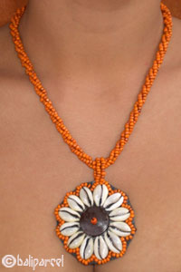 Necklaces With Shell And Glassbead