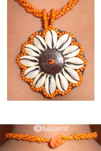 Necklaces With Shell And Glassbead