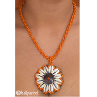 Necklaces With Shell And Glassbead