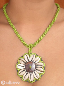 Necklaces With Shell And Glassbead