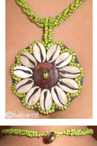 Necklaces With Shell And Glassbead
