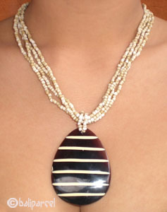 Necklaces With Shell And Glassbead