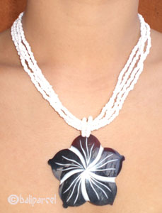 Necklaces With Shell And Glassbead