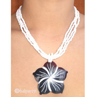 Necklaces With Shell And Glassbead