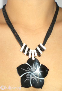 Necklaces With Shell And Glassbead