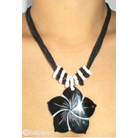 Necklaces With Shell And Glassbead