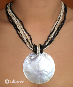 Necklaces With Shell And Glassbead