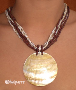 Necklaces With Shell And Glassbead