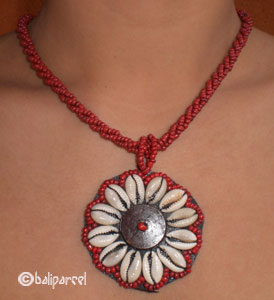 Necklaces With Shell And Glassbead