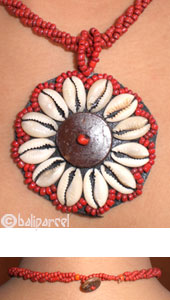 Necklaces With Shell And Glassbead
