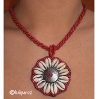 Necklaces With Shell And Glassbead