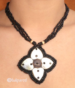 Necklaces With Shell And Glassbead