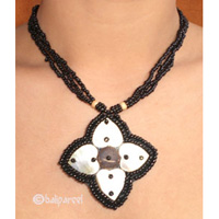 Necklaces With Shell And Glassbead
