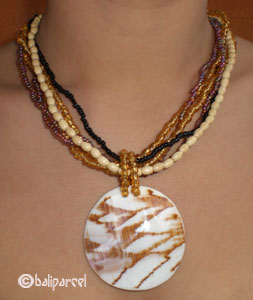 Necklaces With Shell And Glassbead