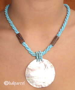 Necklaces With Shell And Glassbead