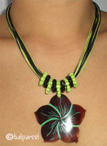 Necklaces With Shell And Glassbead