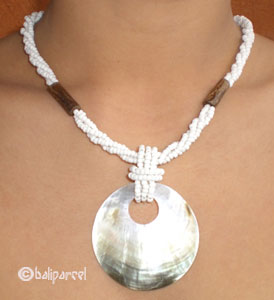 Necklaces With Shell And Glassbead