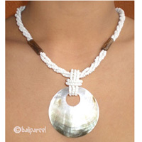 Necklaces With Shell And Glassbead