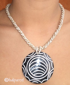 Necklaces With Shell And Glassbead