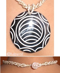 Necklaces With Shell And Glassbead