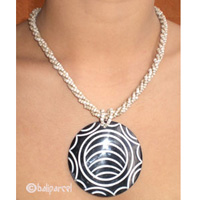 Necklaces With Shell And Glassbead