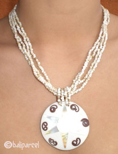 Necklaces With Shell And Glassbead