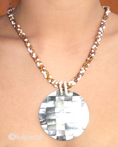 Necklaces With Shell And Glassbead