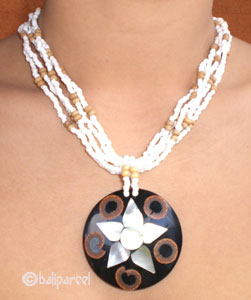 Necklaces With Shell And Glassbead