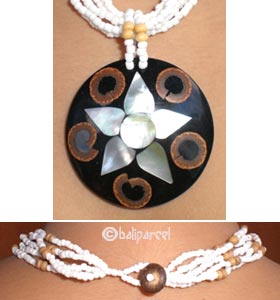 Necklaces With Shell And Glassbead