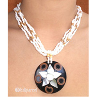 Necklaces With Shell And Glassbead