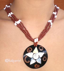 Necklaces With Shell And Glassbead