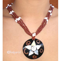 Necklaces With Shell And Glassbead