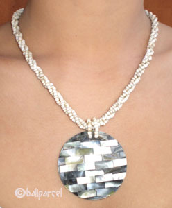 Necklaces With Shell And Glassbead