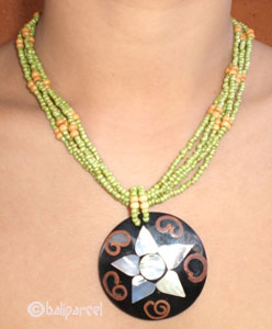 Necklaces With Shell And Glassbead