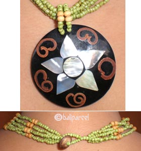 Necklaces With Shell And Glassbead
