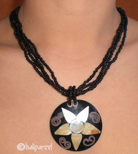Necklaces With Shell And Glassbead