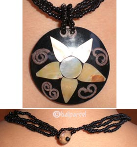 Necklaces With Shell And Glassbead