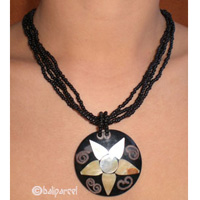 Necklaces With Shell And Glassbead