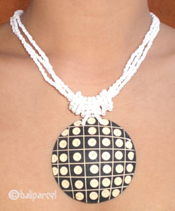 Necklaces With Coconut And Glassbead
