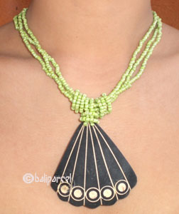 Necklaces With Coconut And Glassbead