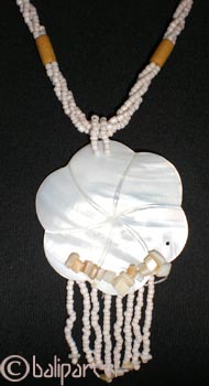 Necklaces With Shell And Glassbead