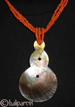 Necklaces With Shell And Glassbead