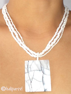 Necklaces With Shell And Glassbead