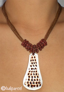 Necklaces With Shell And Glassbead