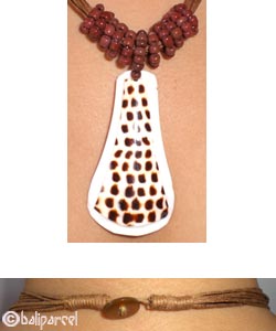 Necklaces With Shell And Glassbead
