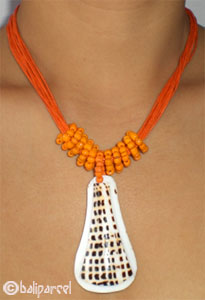Necklaces With Shell And Glassbead