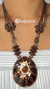Necklaces With Wood And Shell