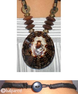 Necklaces With Wood And Shell