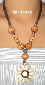Necklaces With Resin And Shell