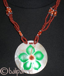 Necklaces With Shell And Glassbead